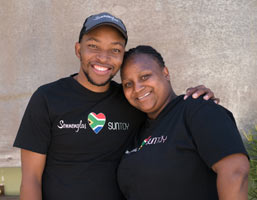 Das Sonnenglas wird in Südafrika in Handarbeit hergestellt.